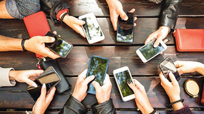 بتكليف من الصحة العالمية دراسة استرالية .. لا علاقة بين الهواتف المحمولة والسرطان