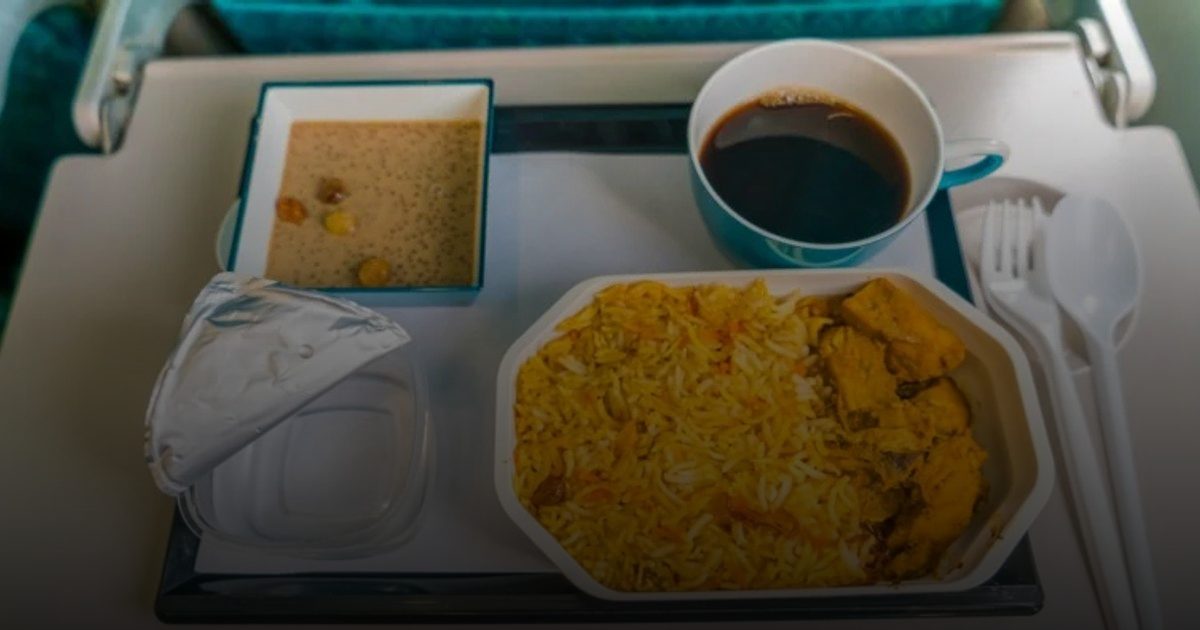 تحذير شديد .. طبيب يكشف حقيقة طعام الطائرة