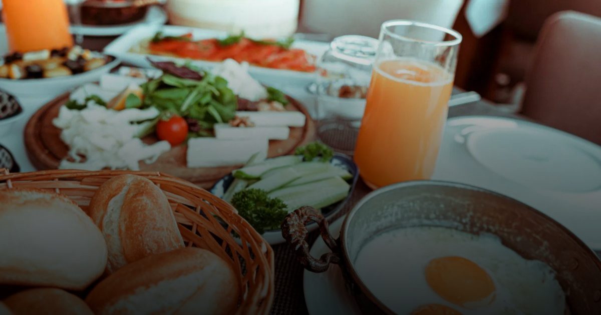 الزبادي اليوناني يفوز على البيض بسباق البروتين على مائدة الفطور