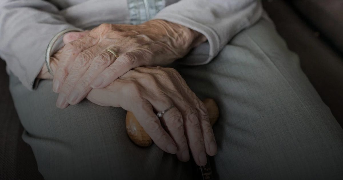 الشيخوخة والسرطان: العلماء يوضحون ثلاثة عوامل رئيسية وراء ارتفاع الخطر مع تقدّم العمر