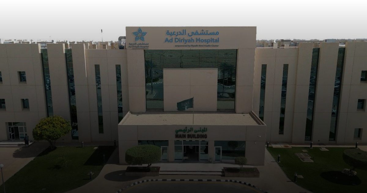 مستشفى الدرعية ينجح في تصحيح تشوّه العمود الفقري لمريض في العقد الرابع من عمره