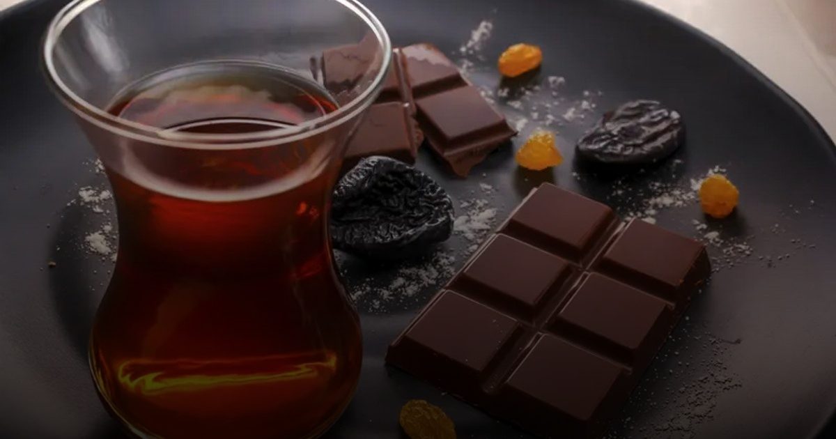 تناول الشوكولاتة مع الشاي مفيد للقلب.. ويخفض ضغط الدم