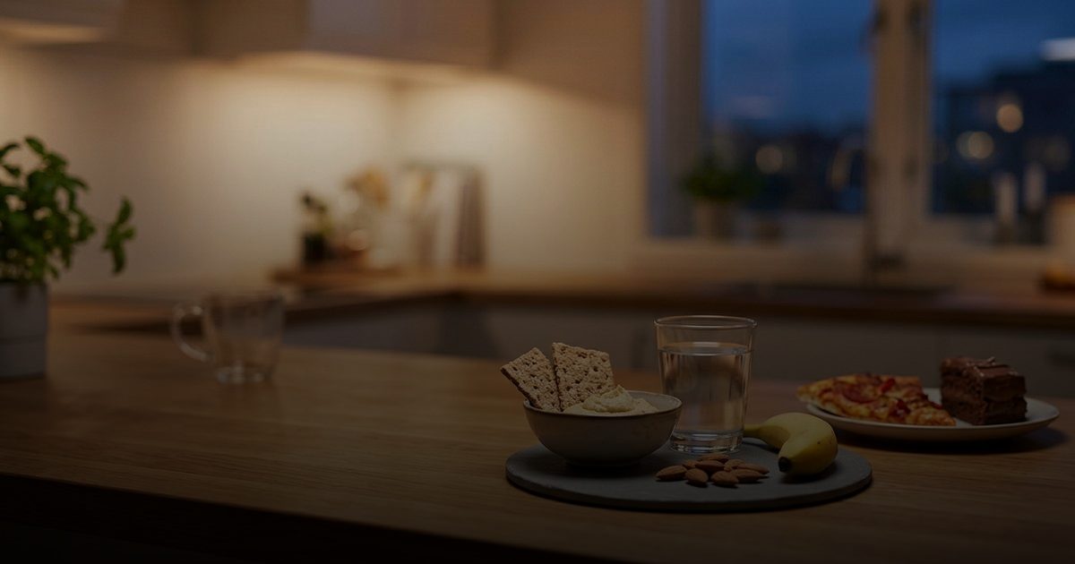 أطعمة تسبب الأرق وبدائل صحية للنوم