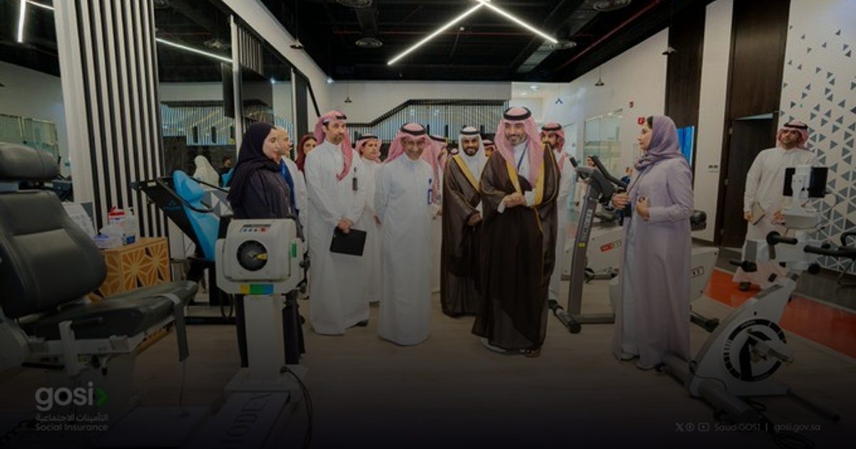 محافظ التأمينات الاجتماعية يزور المنتفعين من فرع الأخطار المهنية بأحد المستشفيات