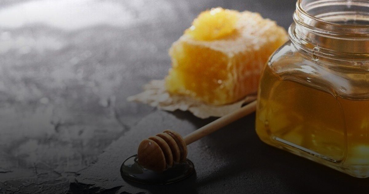 فقدان الفوائد وتكوّن السموم: تحذير طبي من تسخين العسل فوق 45 درجة مئوية