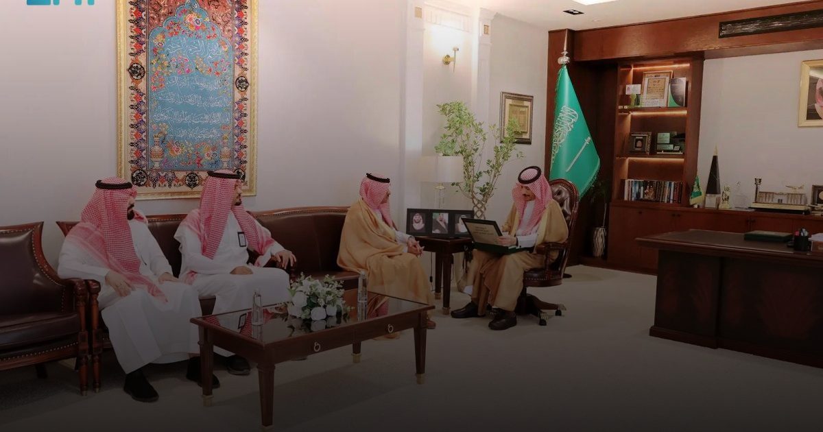 محافظ حفر الباطن يستلم التقرير الإحصائي لفرع وزارة الصحة