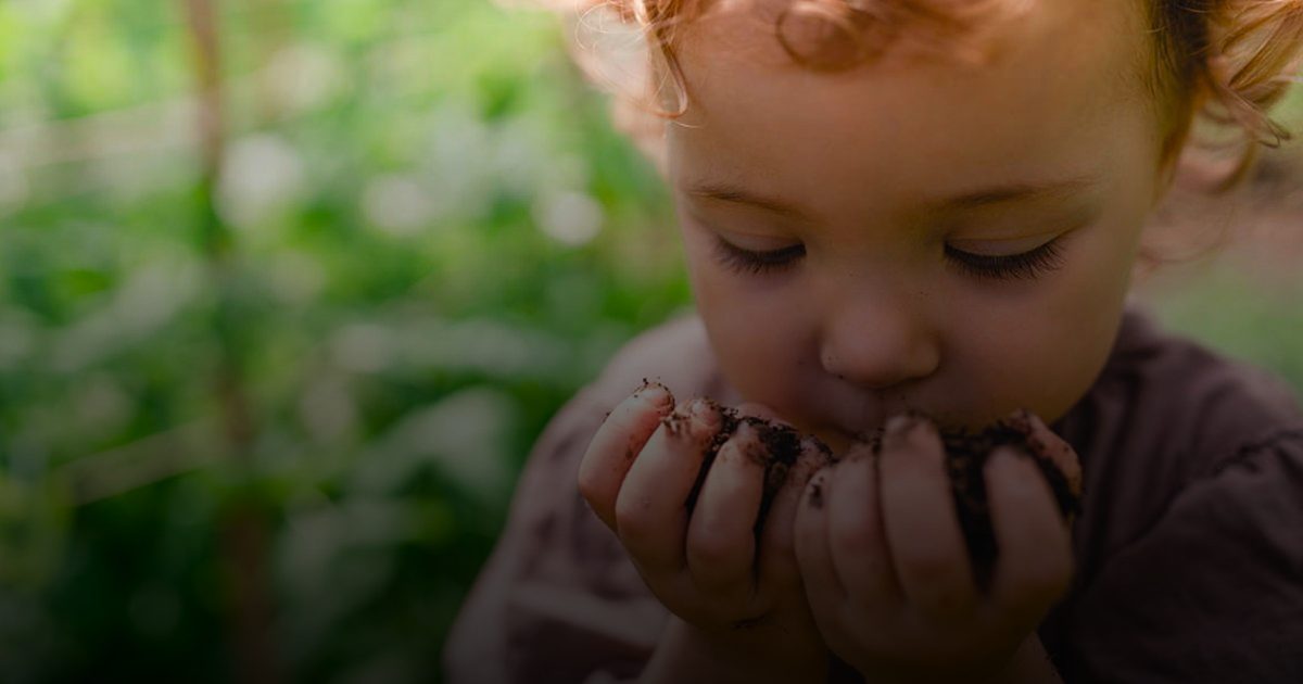 الخشب والرمل طعاماً.. اضطراب "بيكا" يصيب الأطفال ونقص الحديد قد يكون أحد مسبباته
