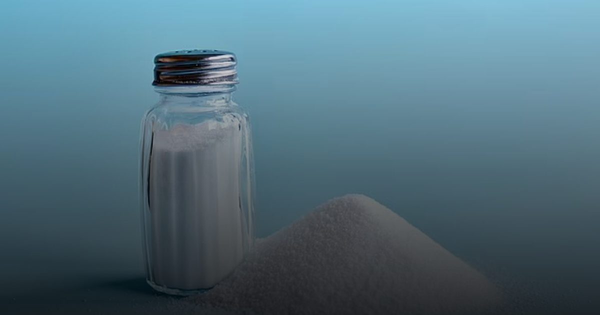 دراسة: إضافة الملح للطعام يزيد خطر الإصابة بالاكتئاب والقلق بنسبة 40%