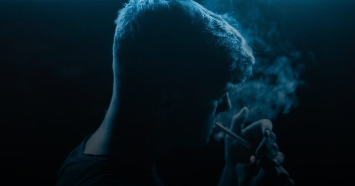 تدخين الآباء في المراهقة يسرّع شيخوخة الأبناء