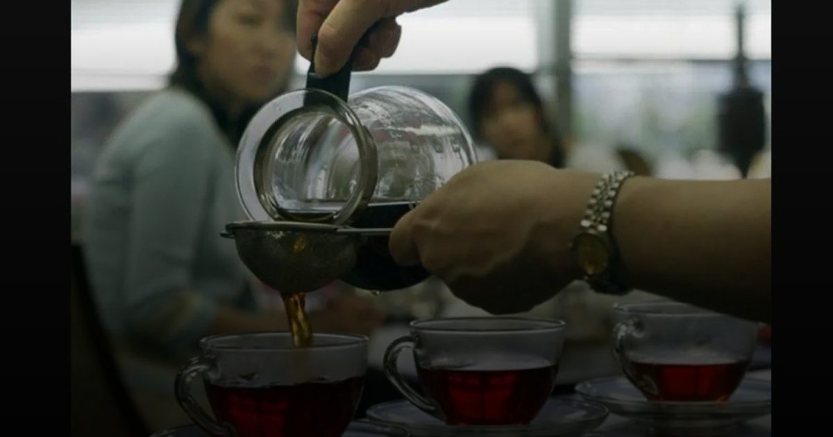 شرب الشاي في الصباح يضر بصحتك.. يسبب الانتفاخ والحموضة