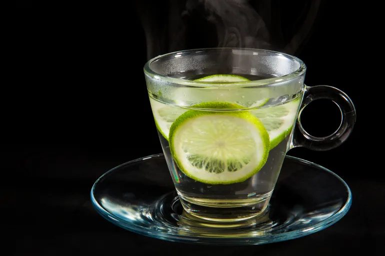 شرب الماء الساخن مع الليمون وتأثيره على حرق السعرات الحرارية