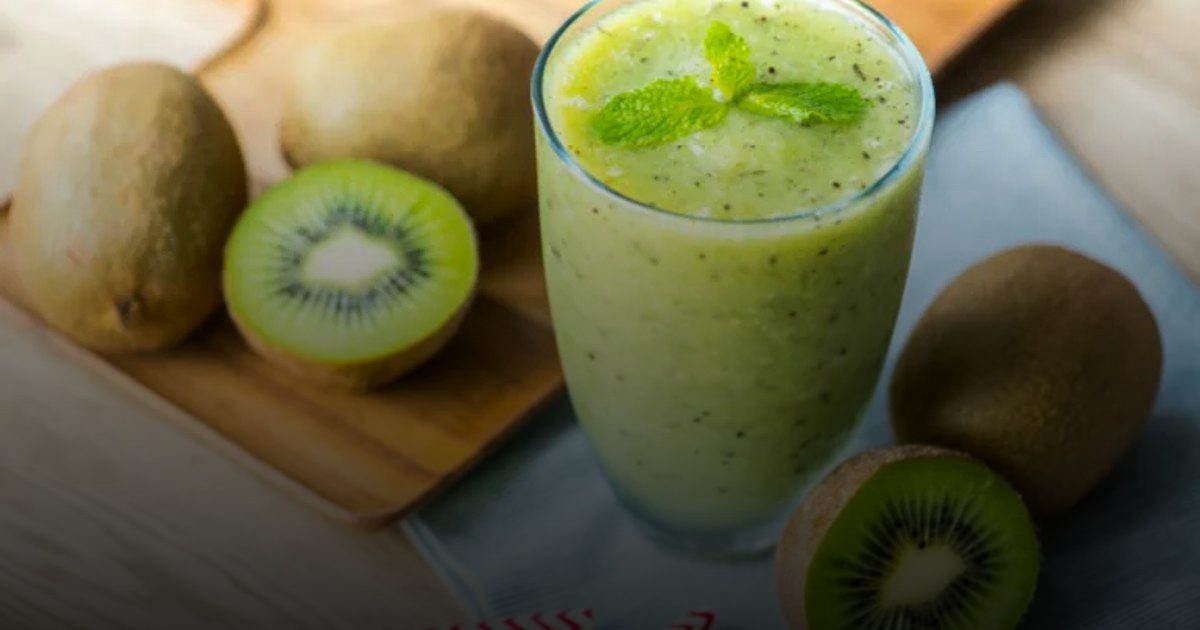 لجلد أكثر شباباً: الكيوي يتفوق على المستحضرات في تحفيز الكولاجين بفضل فيتامين C