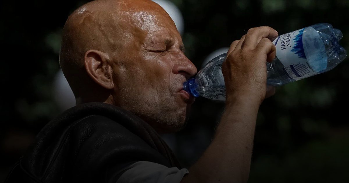 خبير تغذية  ينصح بتناول 80 % من حاجتك اليومية من السوائل قبل الرابعة مساءً