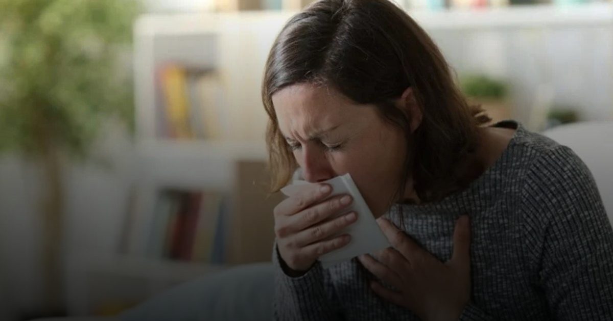 بصق البلغم أم ابتلاعه.. لكل من الحالتين فوائد