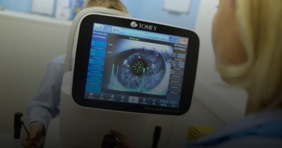 عدسات لاصقة تُفقد فتاة بصرها.. والأطباء يحذرون من كارثة صامتة