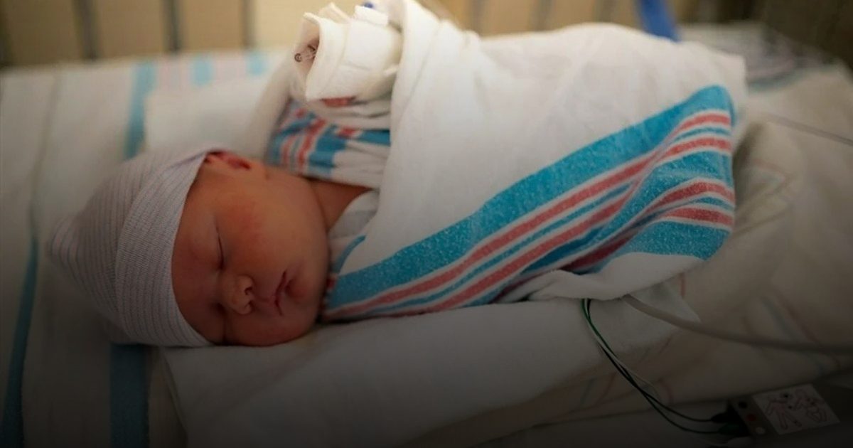 سابقة نادرة .. طفل يُولد مرتين لإنقاذ حياة والدته