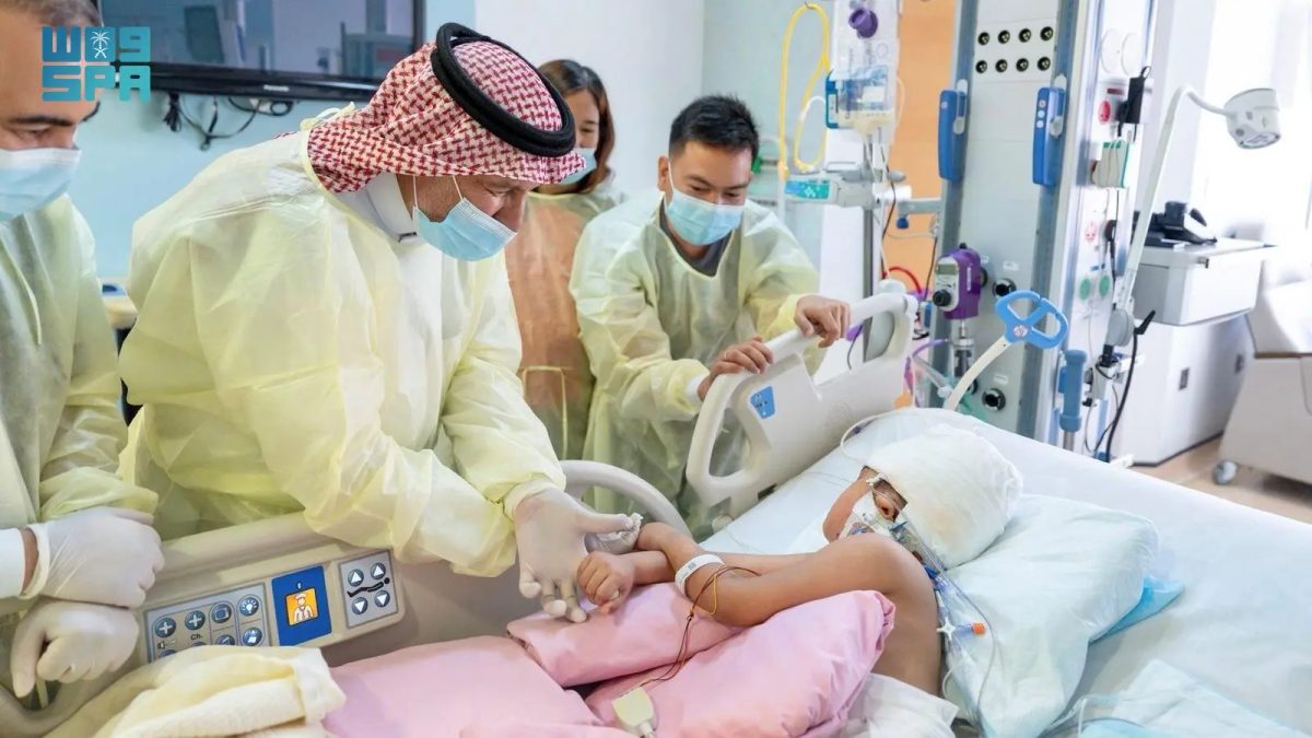 الدكتور الربيعة: استقرار حالة التوأم الفلبيني "كليا وموريس آن" بعد مرور أسبوع من عملية فصلهما الناجحة