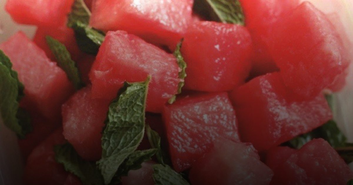 "الغذاء والدواء": تناول الخضروات والفواكه الغنية بالماء لتجنب الجفاف