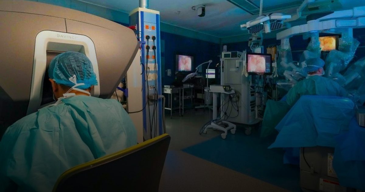 "التخصصي" بجدة يستأصل ورمًا في الثدي ويعيد ترميمه خلال عملية واحدة باستخدام الروبوت