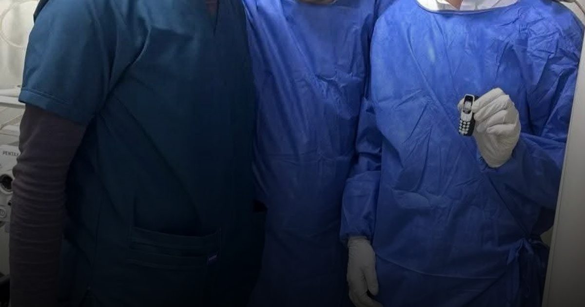 استخراج "جوال" من بطن مريض بعد 11 شهرا في مصر