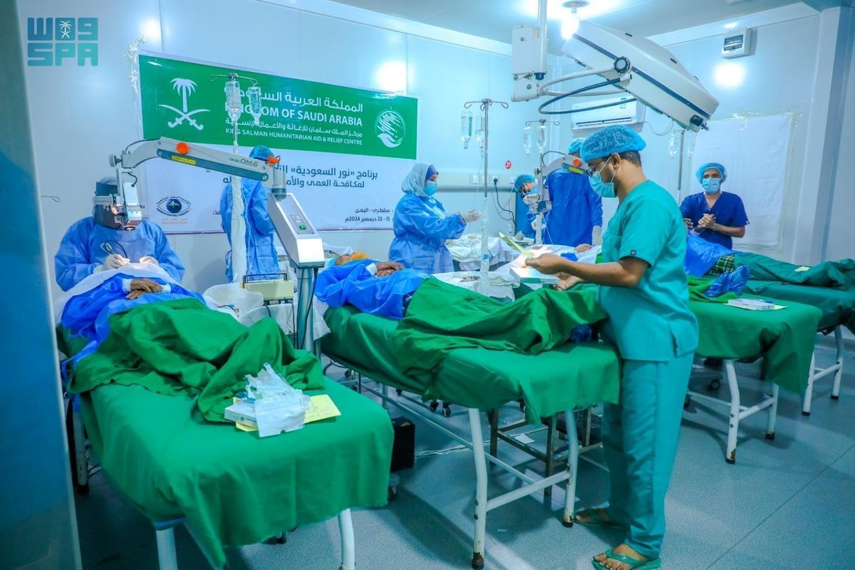 تدشين مخيم طبي لجراحة العيون في "سقطرى"
