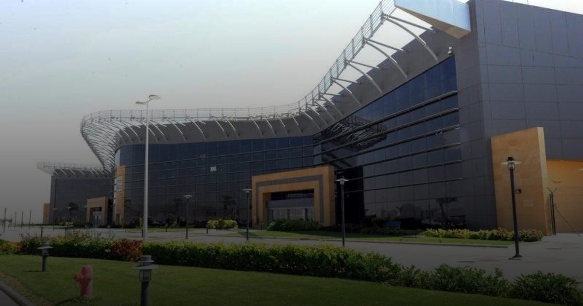 الهلال الأحمر بنجران يسلّم "شهادة امتثال" لمطار نجران الدولي