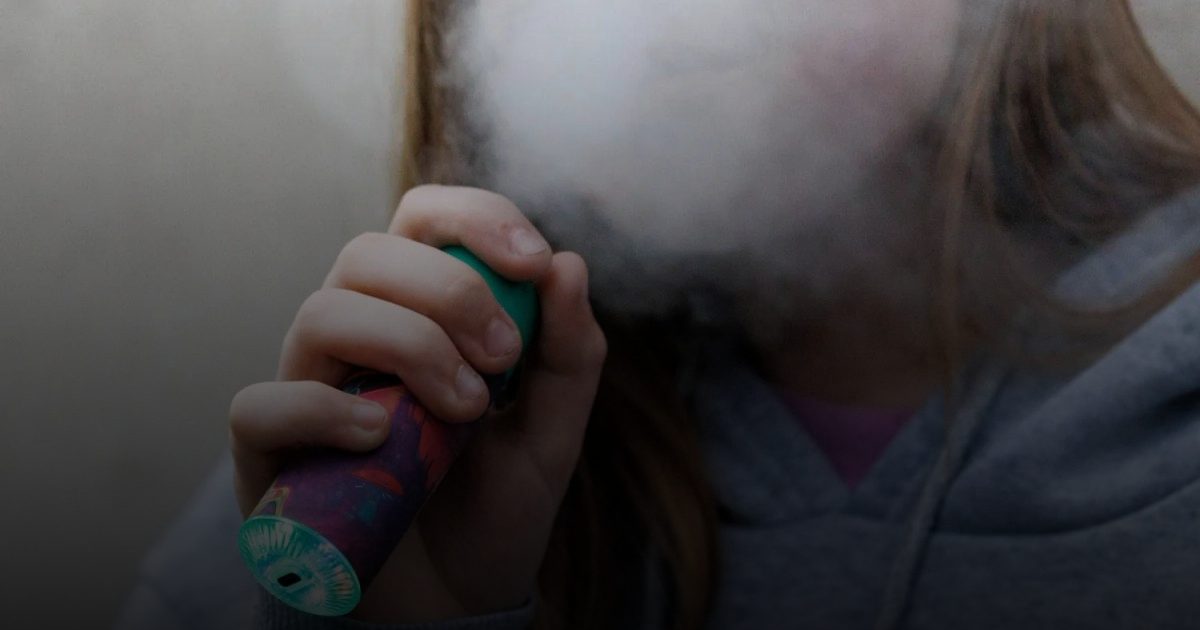 دراسة: السجائر الإلكترونية الطريق للتدخين  التقليدي لدى الشباب