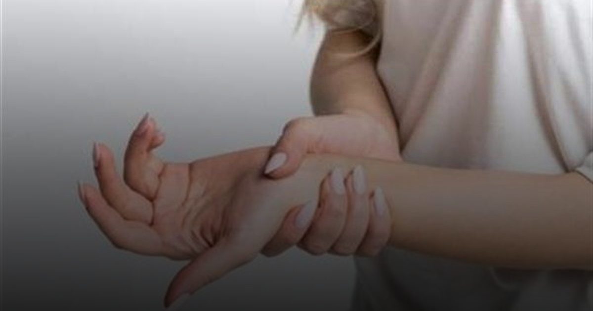 لماذا يحدث تنميل الذرعين ليلاً ؟.. العمود الفقري كلمة السر