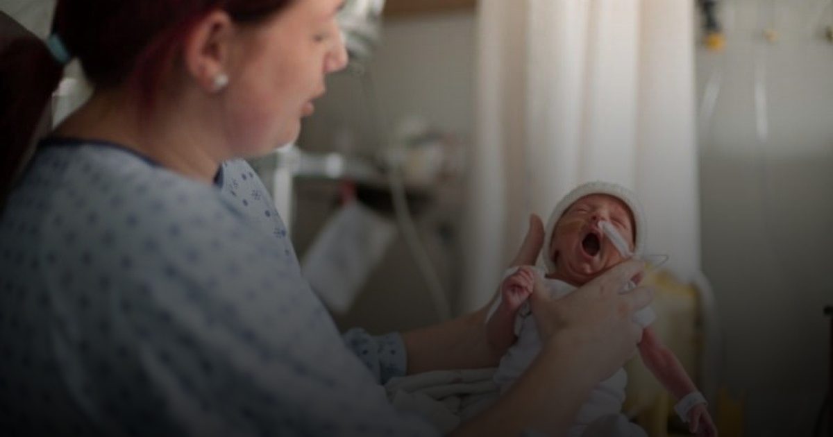 دراسة: احتضان الأبوين يساعد على نمو دماغ الطفل الخديج