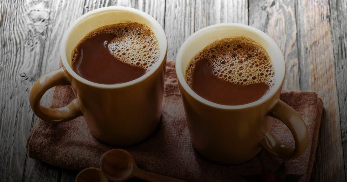 دراسة بريطانية: الكاكاو والشاي يحميان الشرايين من أضرار الجلوس الطويل للرجال