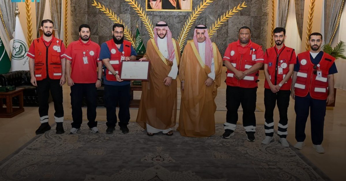 محافظ الطائف يتسلّم شهادة الامتثال الإسعافي من هيئة الهلال الأحمر السعودي