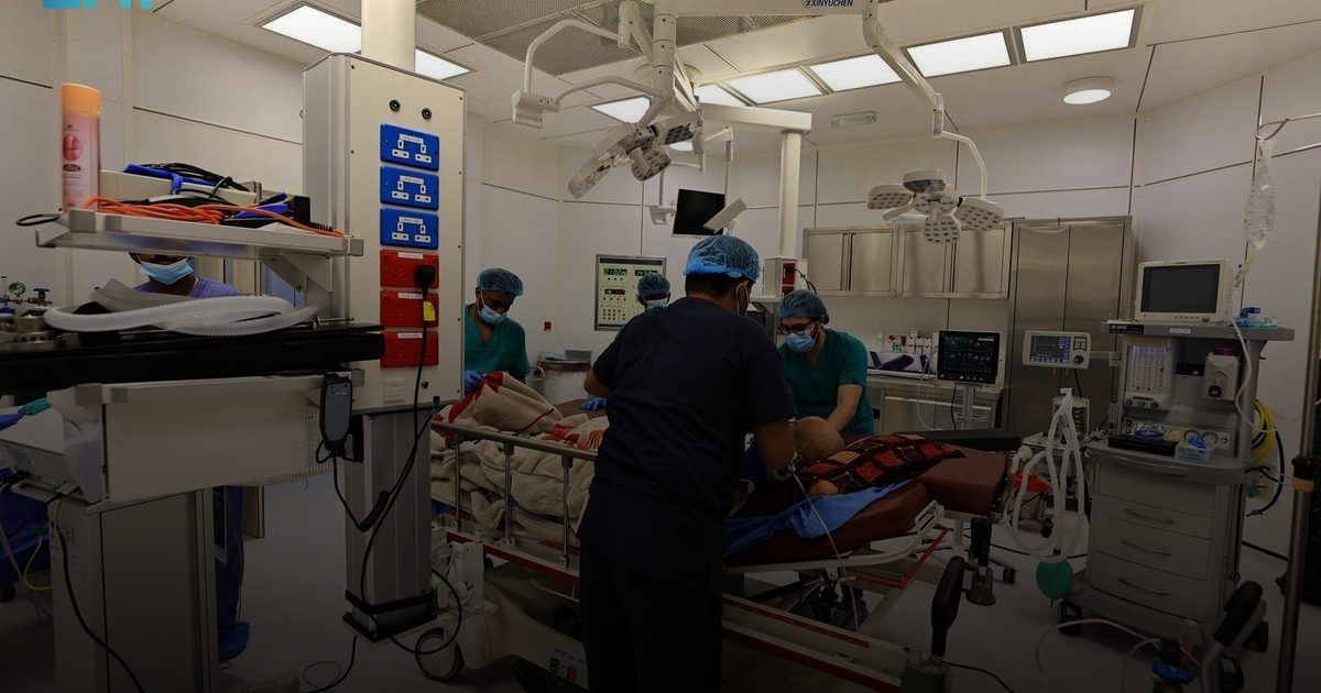 سباق مع الزمن في سقطرى.. إنقاذ يمني سبعيني من الموت