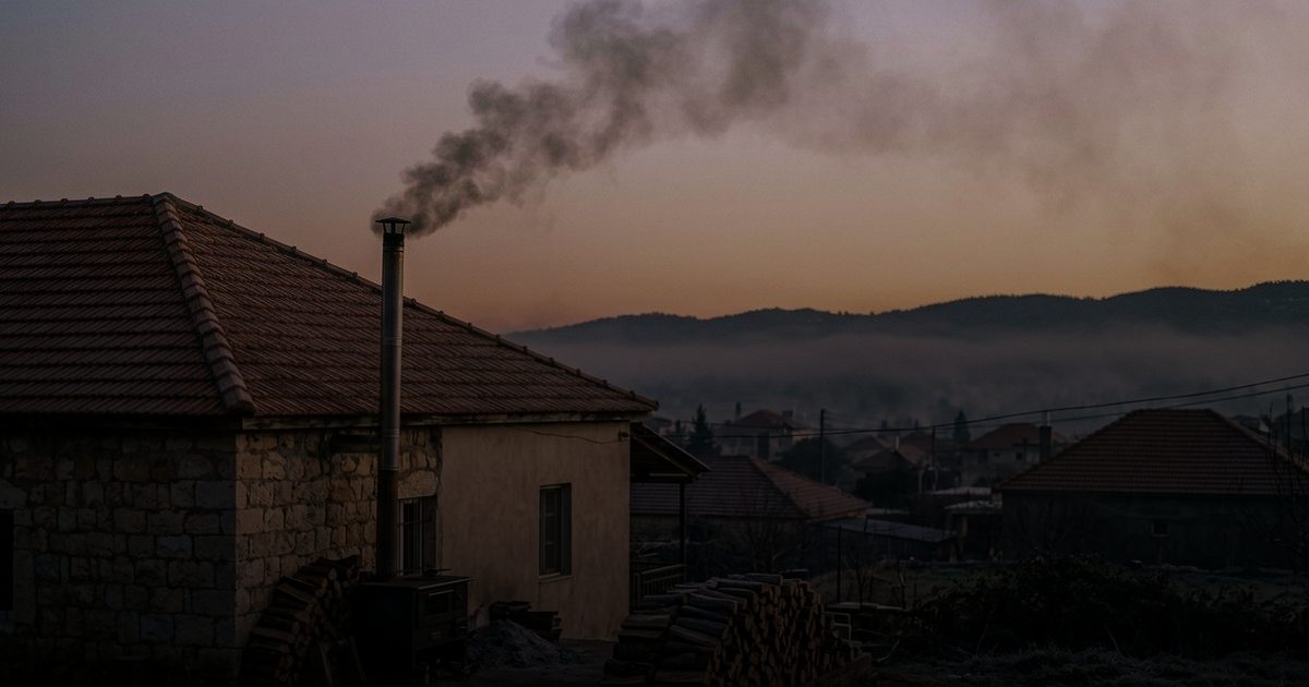 حرق الحطب يهدد الصحة والبيئة ويسبب آلاف الوفيات سنويًا