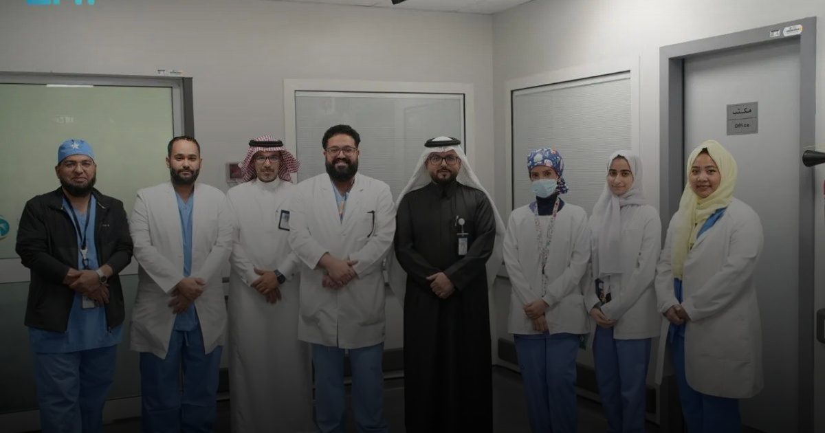 دقة "الروبوت الجراحي" تُنهي معاناة مريضين بمدينة الملك عبدالله الطبية بمكة