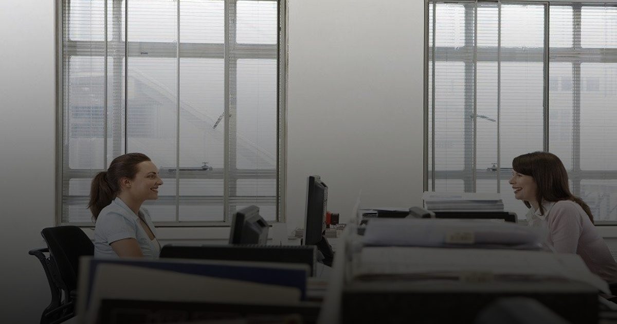 خطر "الكرسي": الجلوس الطويل يعطل ضخ الدم ويسبب دوالي الساقين