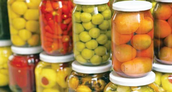 المخللات: من متعة الطعم إلى مخاطر صحية كامنة