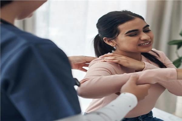خلع الكتف: إصابة مؤلمة تحتاج لتدخل طبي فوري