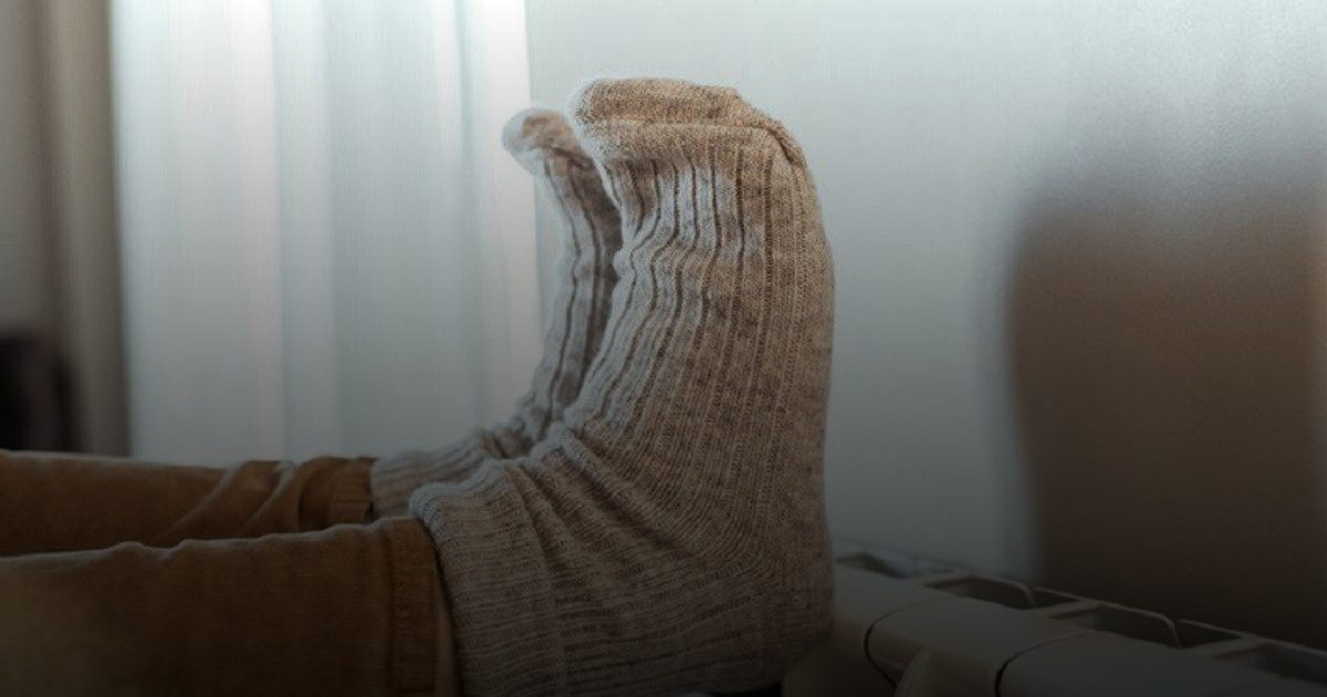 بين الطبيعة والمرض.. ماذا تخفي برودة اليدين والقدمين المستمرة؟