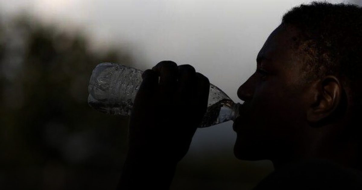 "سموم في عبوات".. زجاجات المياه البلاستيكية تهاجم البنكرياس