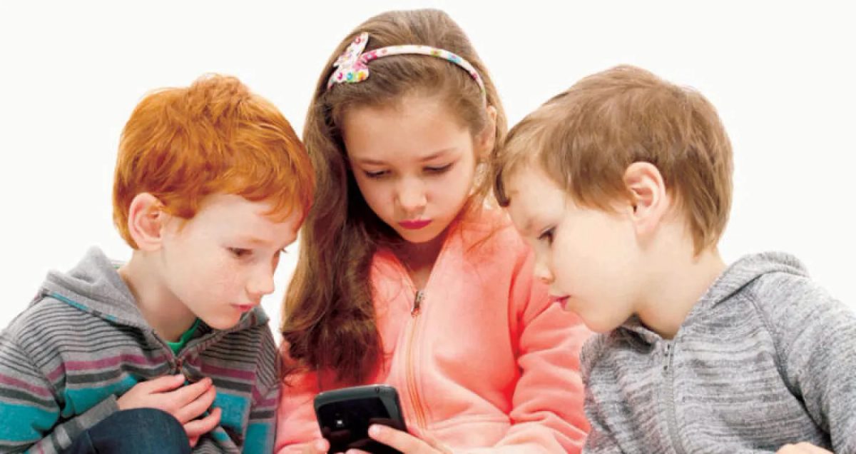 تسليم الهواتف الذكية للأطفال تحت 11 يشكل خطرًا جسيمًا