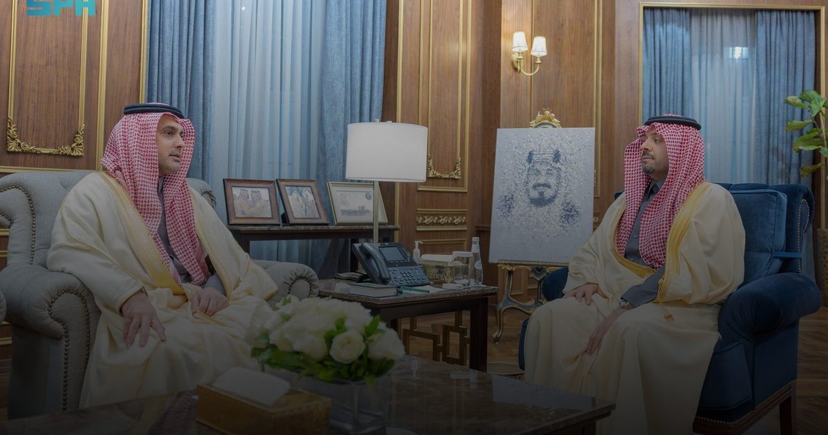 أمير الحدود الشمالية يهنئ التجمع الصحي بجائزة