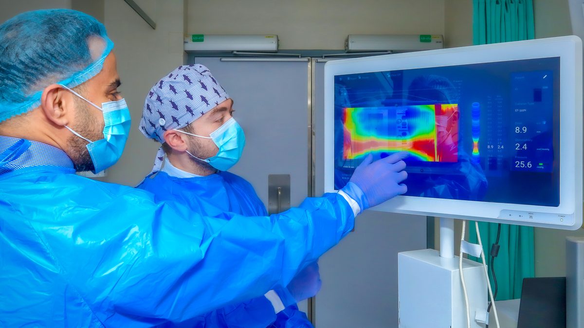 التخصصي يطبق تقنية حديثة تعزز دقة علاج تعذر ارتخاء المريء بالمنظار