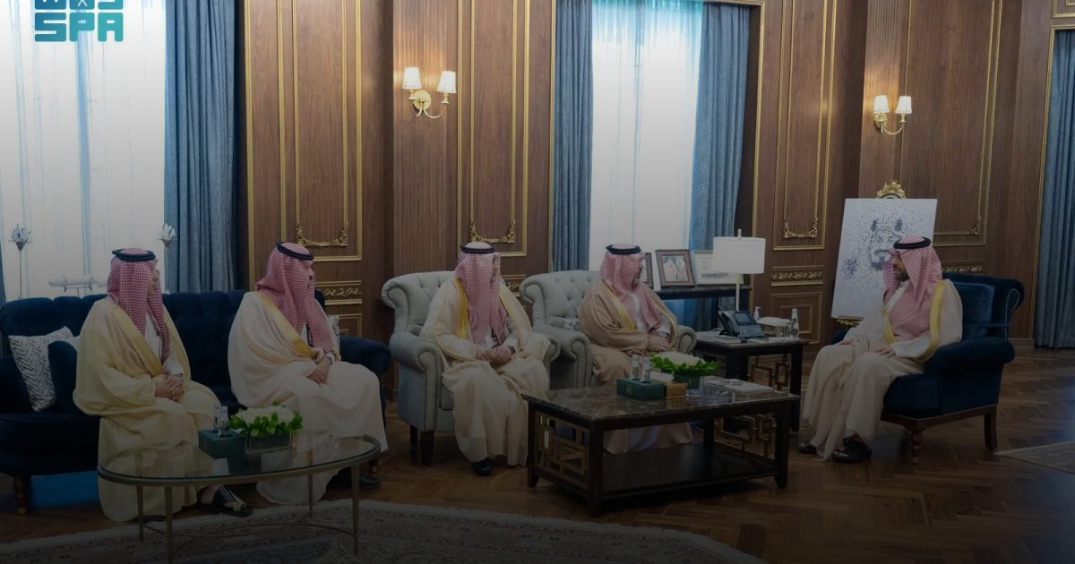 أمير الحدود الشمالية يطّلع على تقرير مبادرة فرع وزارة الصحة "امش 30"