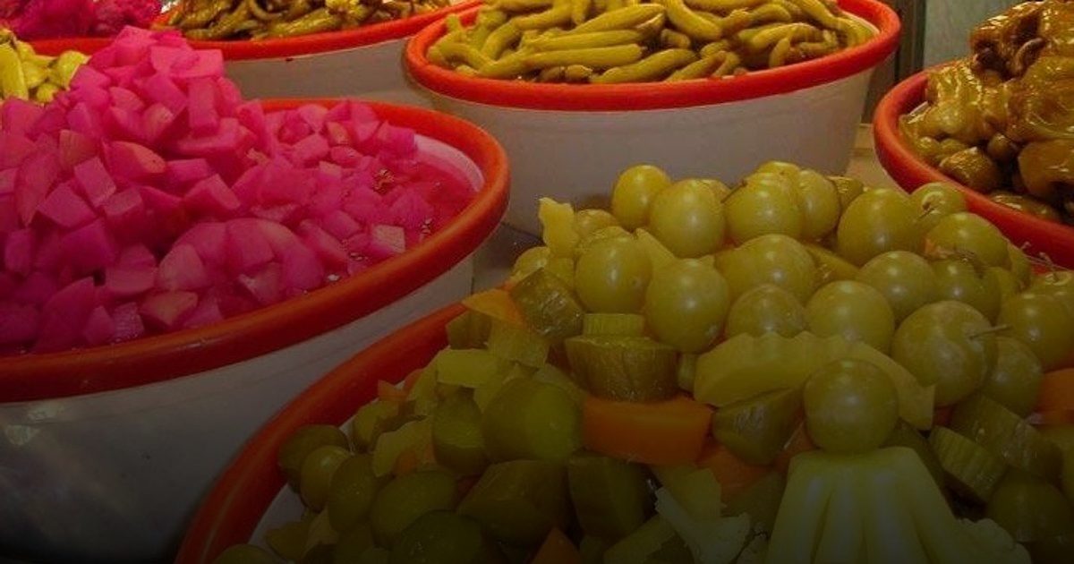 خطر على مائدة الإفطار.. لماذا يجب تجنب المخللات بعد صيام رمضان؟