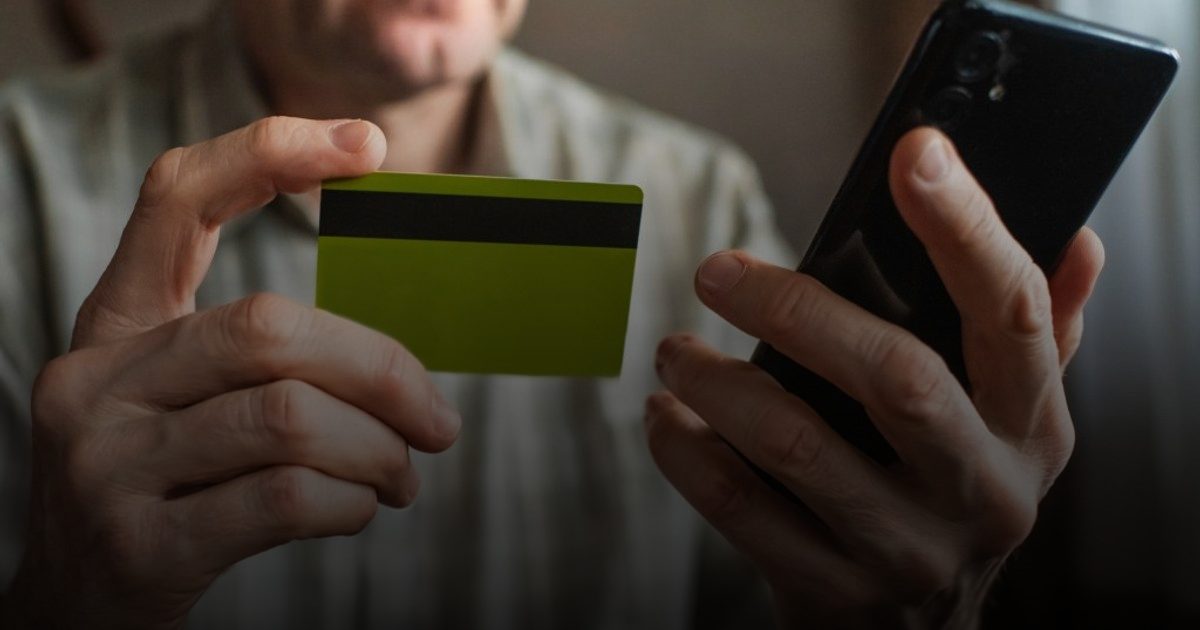 حماية المسنين من الاحتيال المالي في البنوك