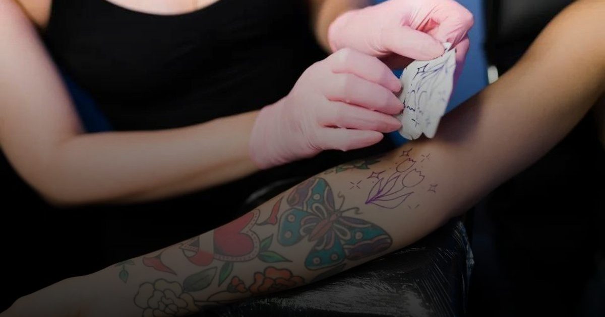دراسة سويدية تحذّر: صلة محتملة بين حبر الوشم وزيادة خطر الإصابة بسرطان الجلد