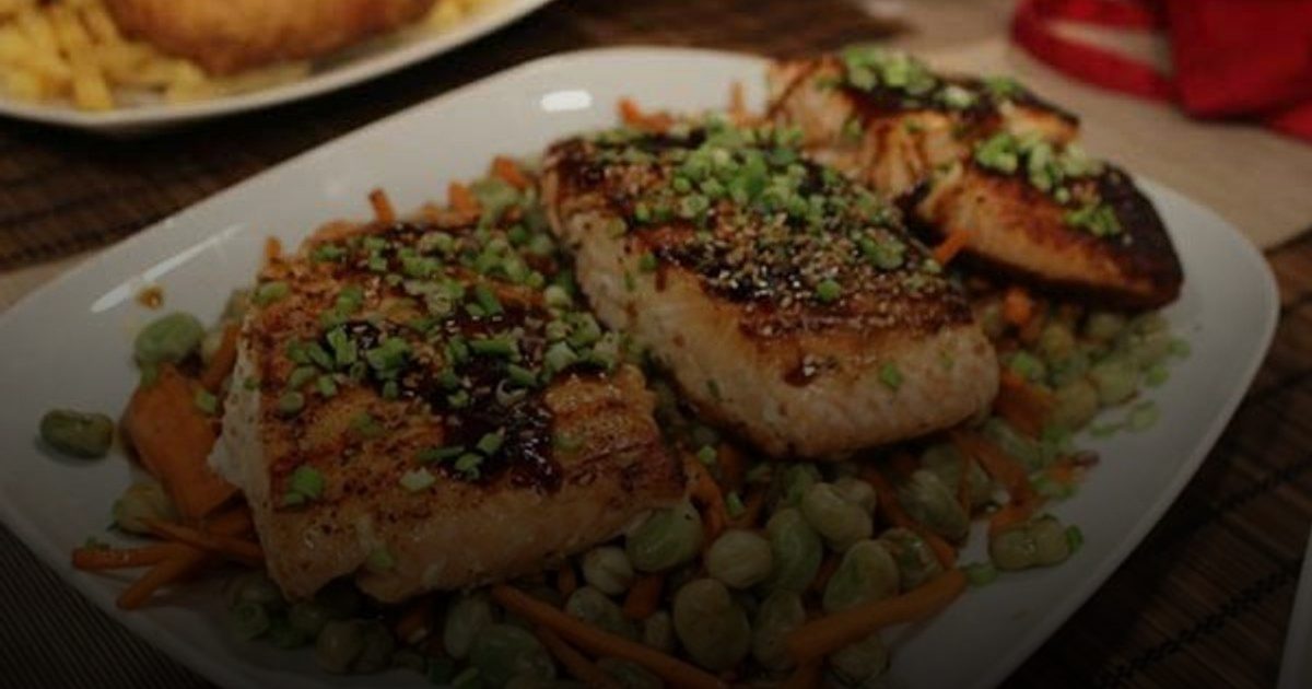 السلمون vs الدجاج: مقارنة حاسمة لاختيار أفضل بروتين للعضلات وصحة القلب