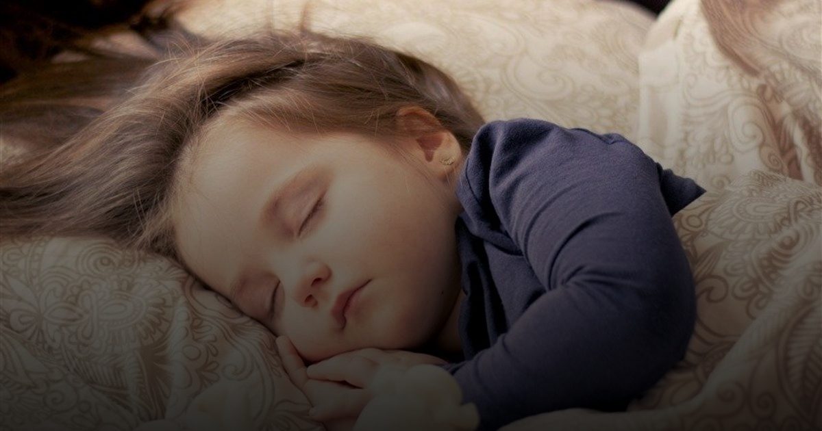 خبيرة تحذر.. القيلولة في الظلام نهاراً تربك نوم طفلك ليلاً