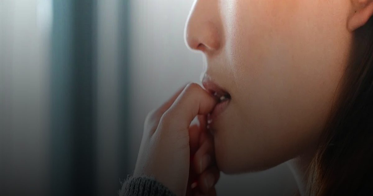 ليست كسلًا.. قضم الأظافر و"التسويف" حيل ذكية يحمي بها دماغك نفسه