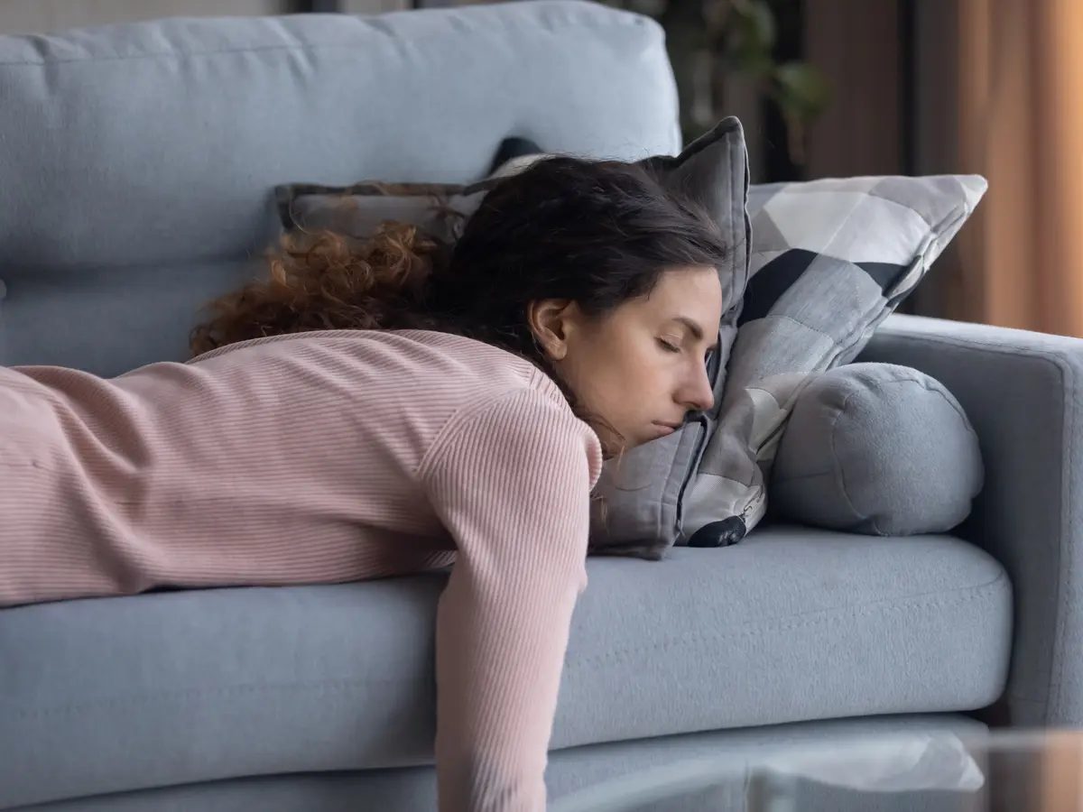 جلوسك الطويل يسرّع شيخوخة عقلك ويسبب ضعف الإدراك